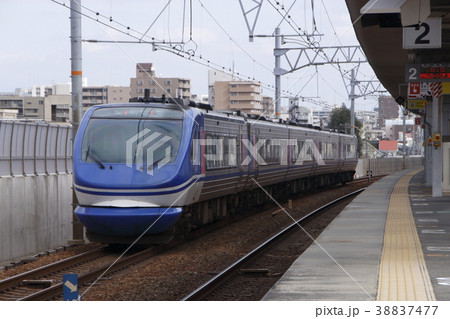 JR神戸線内を行く特急スーパーはくと号(HOT7000系:京都⇔鳥取) JR神戸線内を行く特急スーパーはくと号(HOT7000系:京都⇔鳥取) 38837477