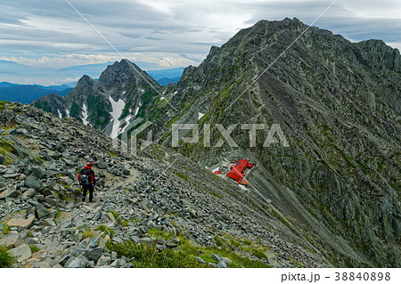 涸沢岳から見る穂高岳山荘と奥穂高岳の写真素材 [38840898] - PIXTA
