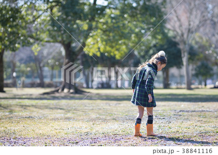 長靴で歩く女の子の写真素材