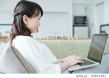 リビングでパソコンを見る女性 リビングでパソコンを見る女性 38841491