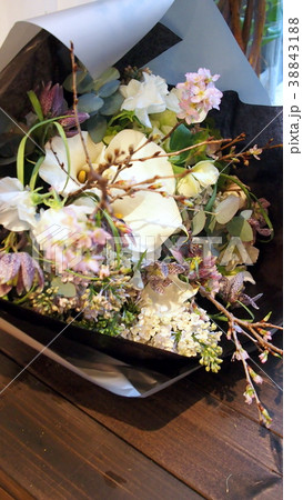 花束を君に 桜色のブーケ 啓翁桜とライラック フリチラリアの写真素材 3431