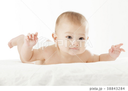 幼児 赤ちゃん うつ伏せの写真素材