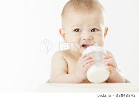 幼児 赤ちゃん 哺乳瓶 38843845