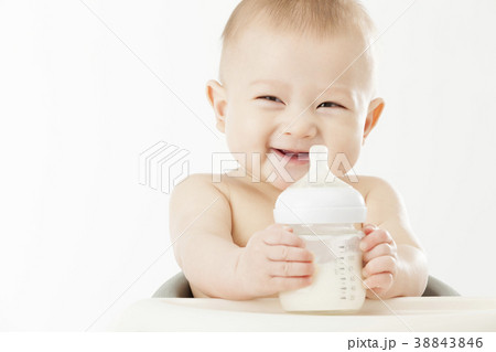 幼児 赤ちゃん 哺乳瓶 38843846