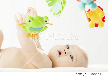 幼児 赤ちゃん モービルの写真素材
