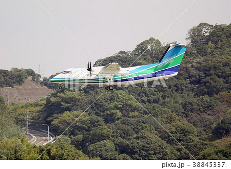 低空飛行をして着陸進入するボンバルディアDHC-8旅客機 38845337