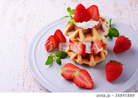 ストロベリーとワッフルのサンド 38845889