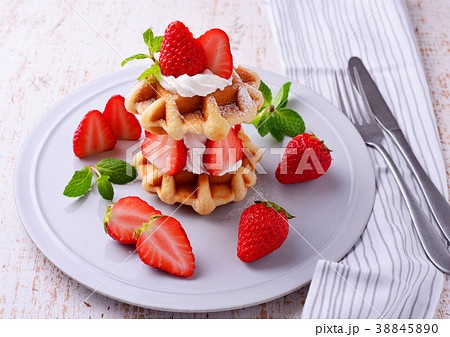 ストロベリーとワッフルのサンド 38845890