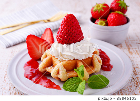 イチゴのワッフルケーキ イチゴのワッフルケーキ 38846105