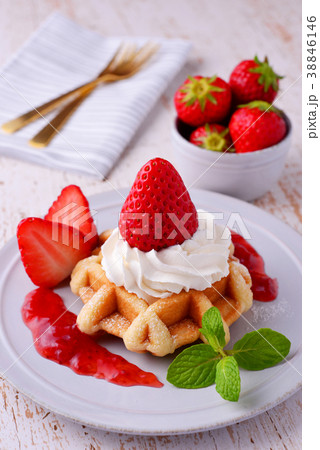 イチゴのワッフルケーキ イチゴのワッフルケーキ 38846146