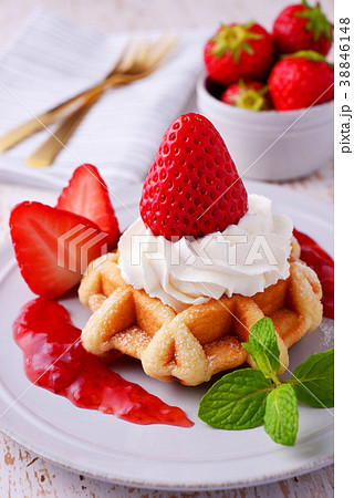 イチゴのワッフルケーキ 38846148
