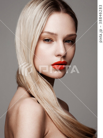 Beauty portrait model with shiny blonde hairstyle 38846283