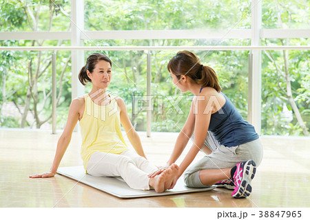 ヨガ スポーツジム フィットネス 女性 イメージ 38847965