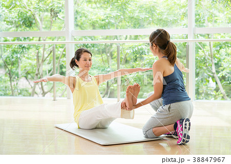 ヨガ スポーツジム フィットネス 女性 イメージ 38847967