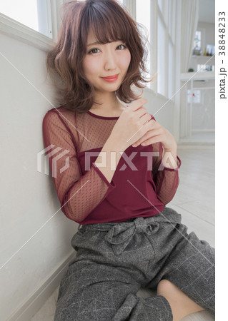 巻き髪　ボブスタイル　日本人　女性 38848233