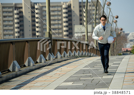 ビジネスマン 走る 作業員 建設業 ビジネス イメージ 38848571