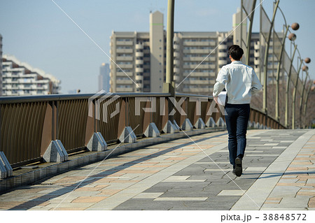 ビジネスマン 走る 作業員 建設業 ビジネス イメージ 38848572