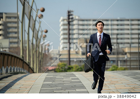 ビジネスマン 走る 青空 ビジネス イメージ ビジネスマン 走る 青空 ビジネス イメージ 38849042