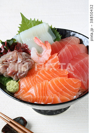 海鮮丼 38850432