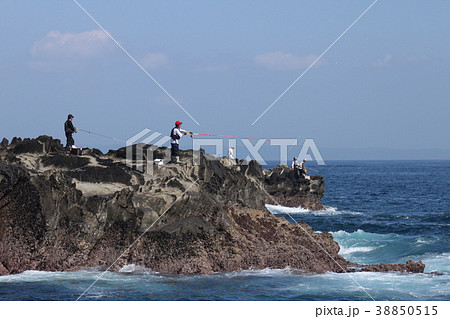 盗人狩の岩礁の釣り人 38850515