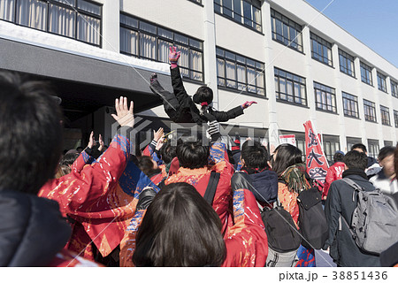 大学の合格発表イメージ(胴上げ) 大学の合格発表イメージ(胴上げ) 38851436