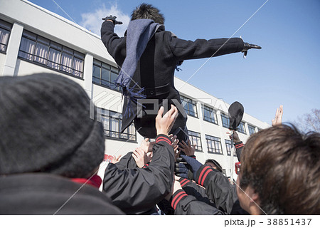 大学の合格発表イメージ（胴上げ） 38851437