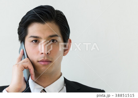 ビジネスイメージ　通話をする男性 38851515