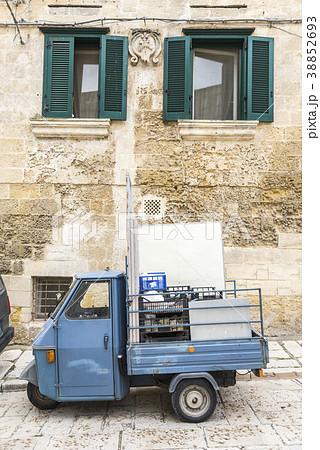 鎧戸のある窓辺に駐車する小さな三輪トラック 鎧戸のある窓辺に駐車する小さな三輪トラック 38852693