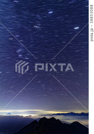 八ヶ岳連峰・阿弥陀岳から見る冬の星座・流れ星と富士山・南アルプス・権現岳 八ヶ岳連峰・阿弥陀岳から見る冬の星座・流れ星と富士山・南アルプス・権現岳 38853088