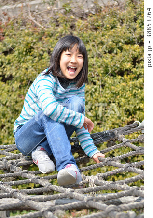公園の遊具で遊ぶ女の子 38853264