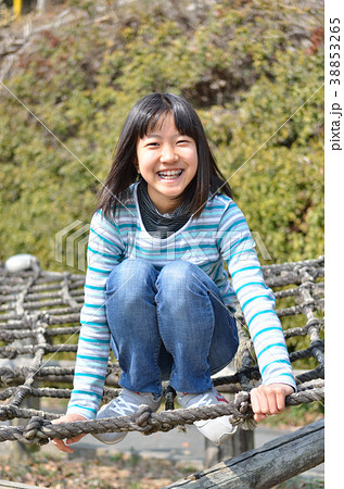 公園の遊具で遊ぶ女の子 38853265