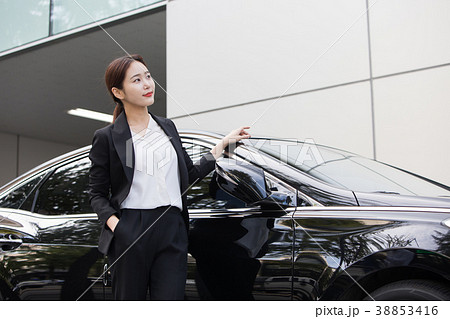 屋外 室外 若い女性 38853416