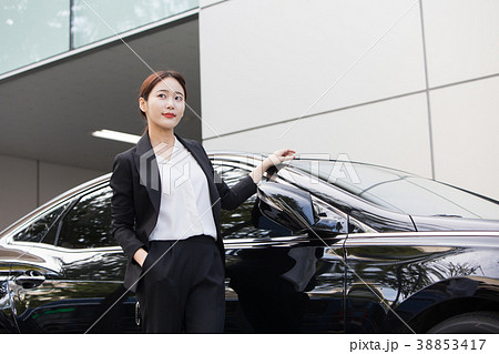 屋外 室外 若い女性 38853417