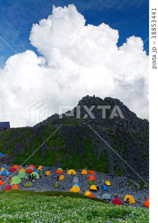 白馬岳山頂のテント場と湧く積乱雲 38853441