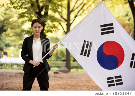 屋外 室外 若い女性 38853847