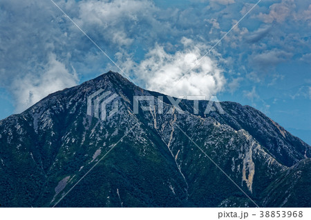 奥穂高岳から見る雲湧く常念岳 38853968