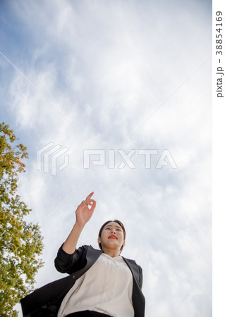 屋外 室外 若い女性 38854169