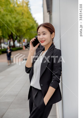 屋外 室外 若い女性 38854188