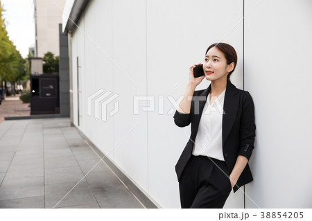 屋外 室外 若い女性 38854205