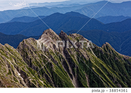 奥穂高岳から見る明神岳の稜線 奥穂高岳から見る明神岳の稜線 38854361