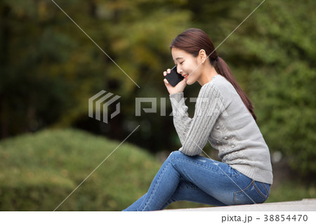 屋外 室外 若い女性 38854470
