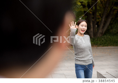 屋外 室外 若い女性 38854545