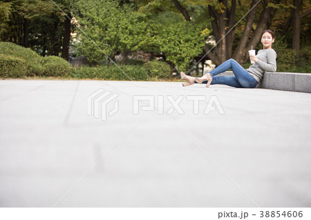 屋外 室外 若い女性 38854606