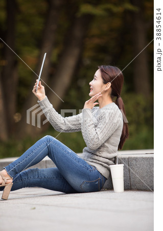屋外 室外 若い女性 38854614
