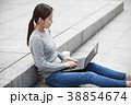 屋外 室外 若い女性 38854674