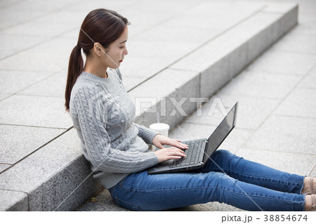 屋外 室外 若い女性 38854674