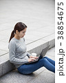 屋外 室外 若い女性 38854675