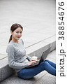屋外 室外 若い女性 38854676