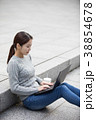 屋外 室外 若い女性 38854678