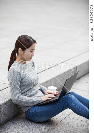 屋外 室外 若い女性 38854678